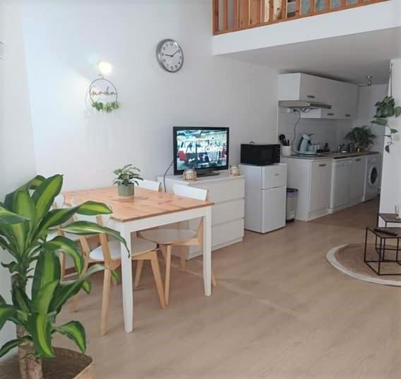 Duplex A La Gare Du Mans Bed & Breakfast Le Mans Bagian luar foto